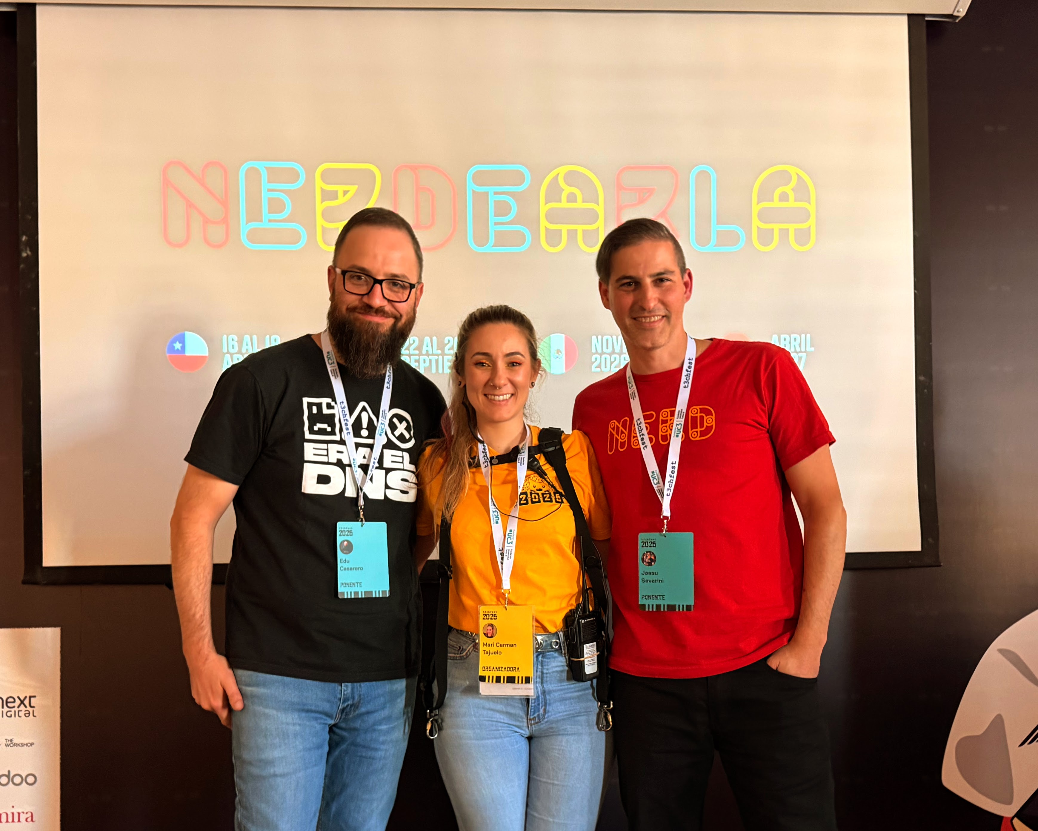 Jassu y Edu en el escenario de T3chFest 2026