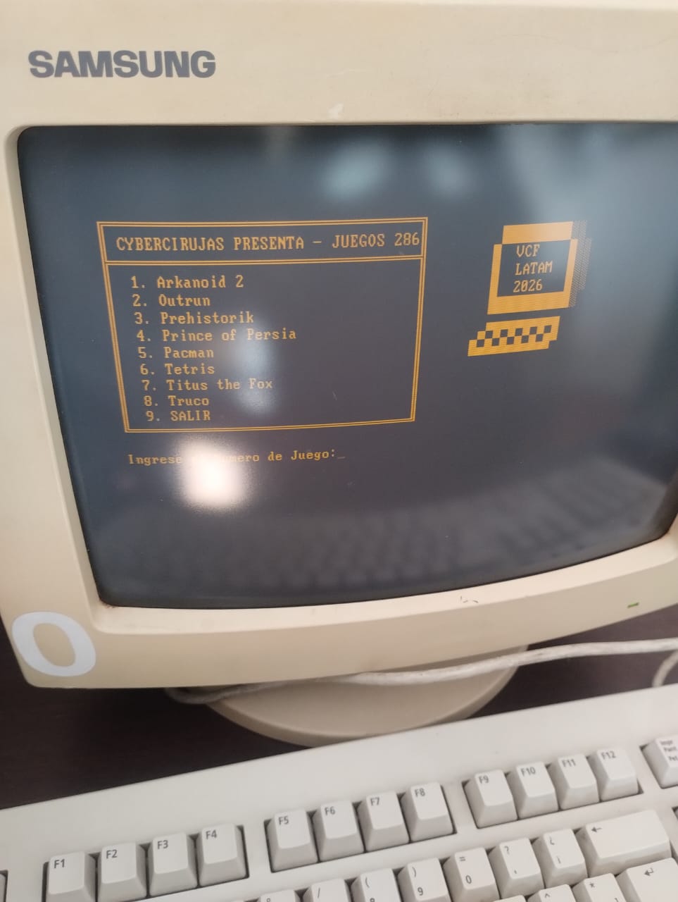 Monitor CRT Samsung mostrando el menú DOS de Cybercirujas con el logo de VCF Latam 2026