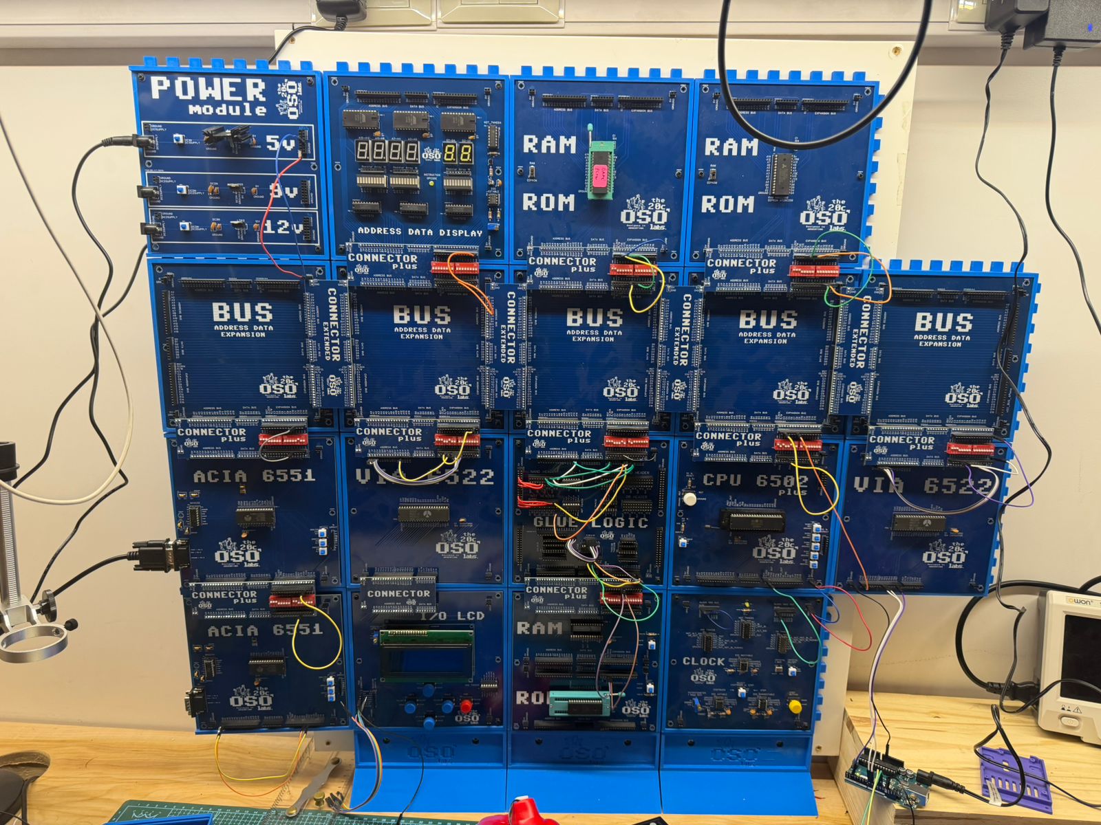 Computadora 6502 modular con módulos separados de acrílico azul para Power, ROM, RAM, BUS, ACIA y CPU
