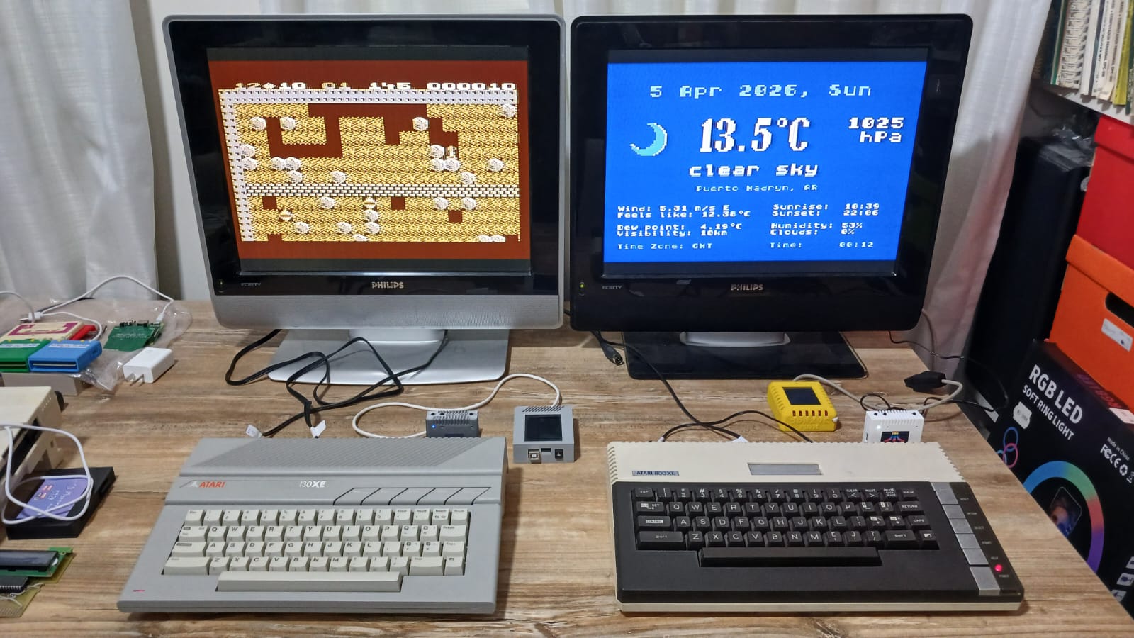 Atari 800XE y Commodore 64 lado a lado con dos monitores CRT Philips