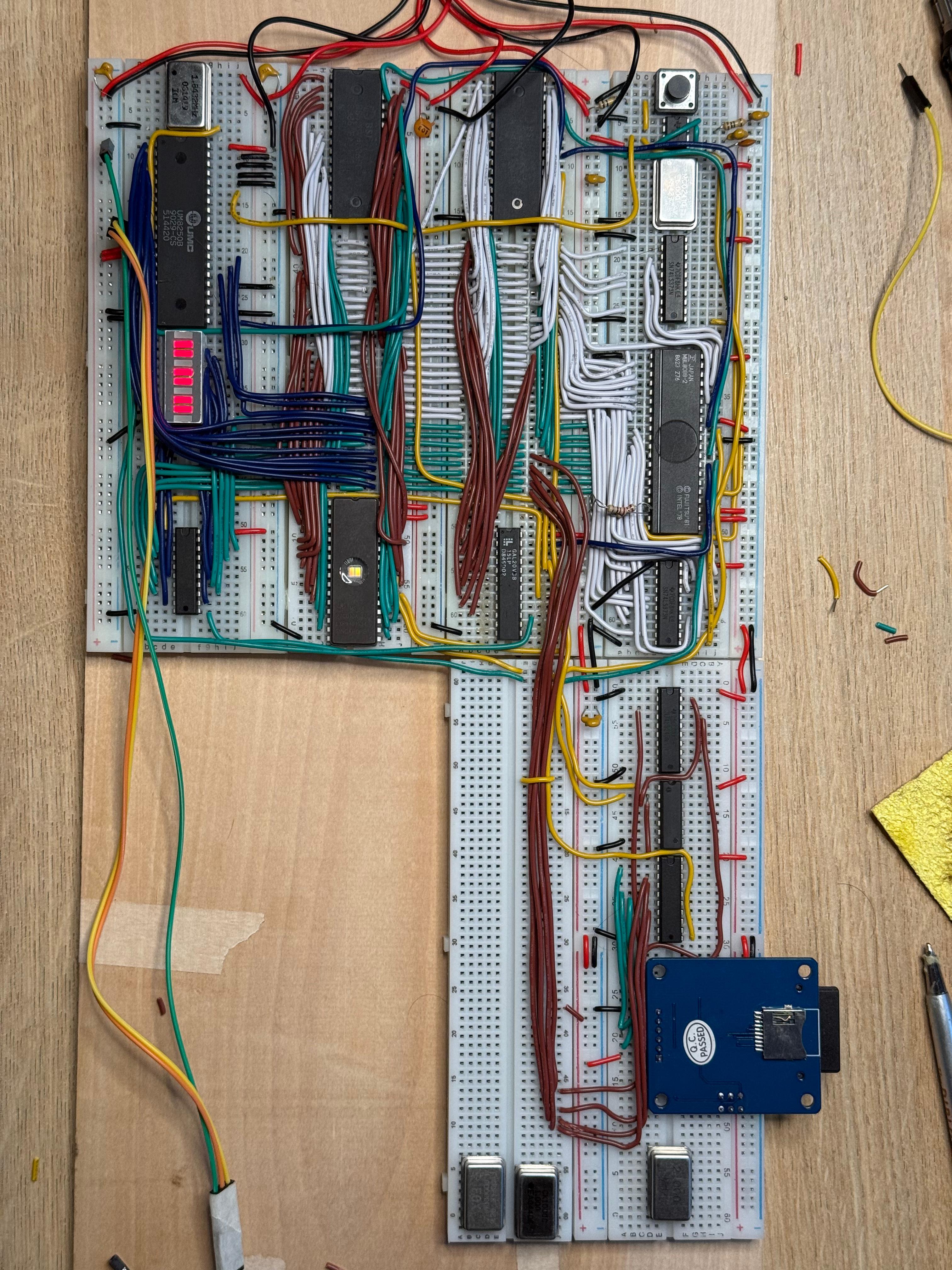 Computadora basada en 6502 armada en protoboard con chips discretos, LEDs y cables jumper