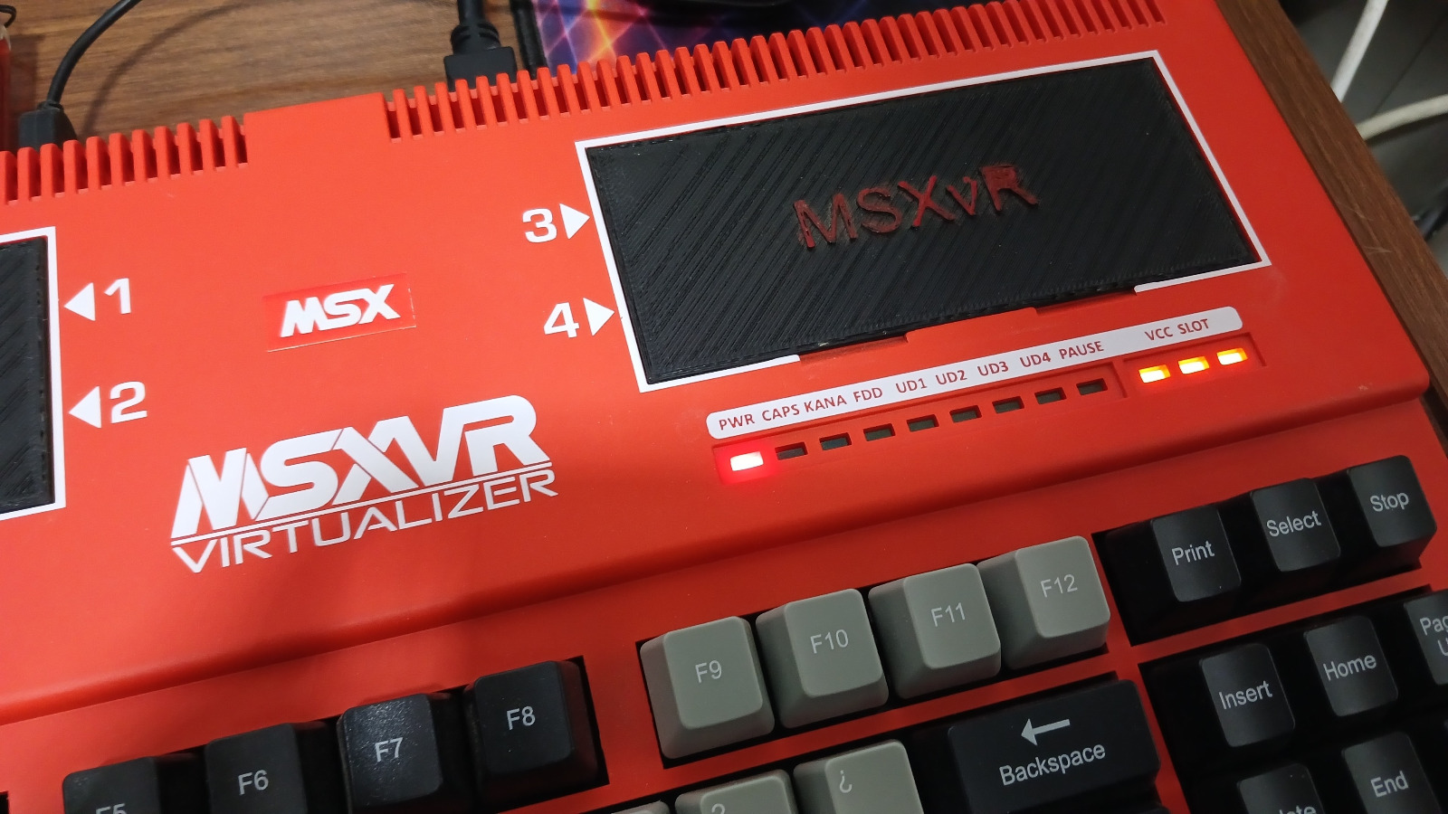 MSXvR Virtualizer — una computadora moderna compatible con MSX, roja, con teclado mecánico