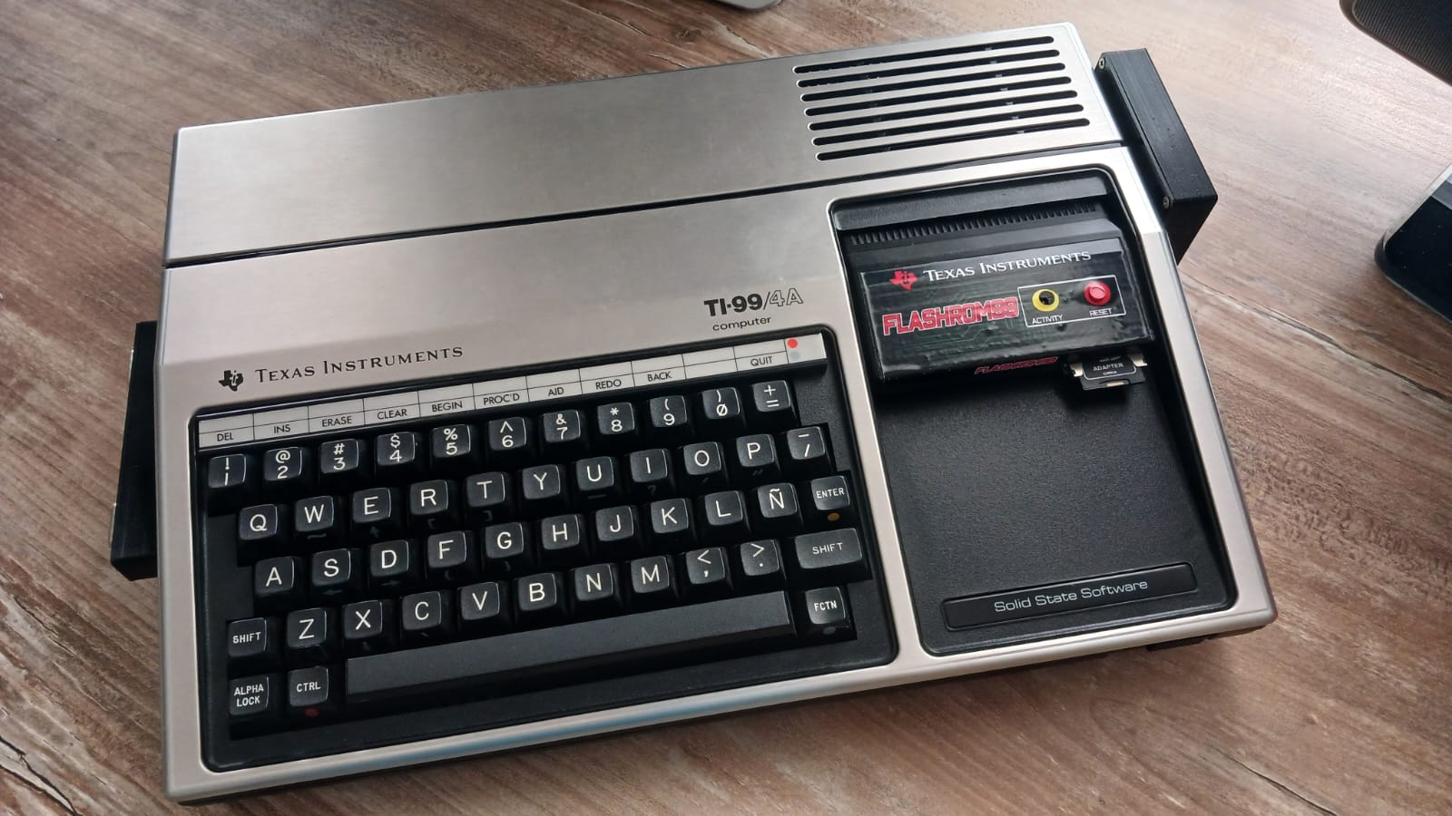 Texas Instruments TI-99/4A con cartucho FlashROM99